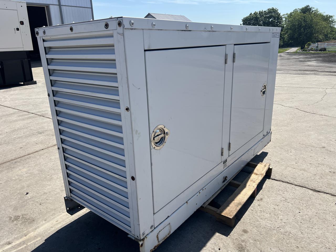 60 KW Kohler #60REOZJ, diesel generator set, 277/480 Volts, 1/3-phase, John Deere 4045TF150 engine, enclosed - Image 3