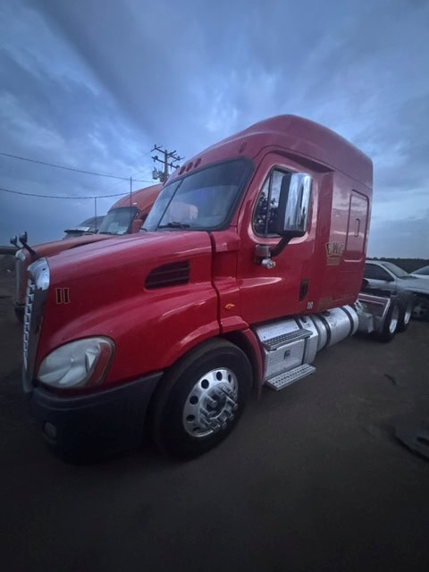 Freightliner #Cascadia, Sleeper Semi Truck, Class 8 Highway Tractor, 475,431 mi, 2017 - Image 2