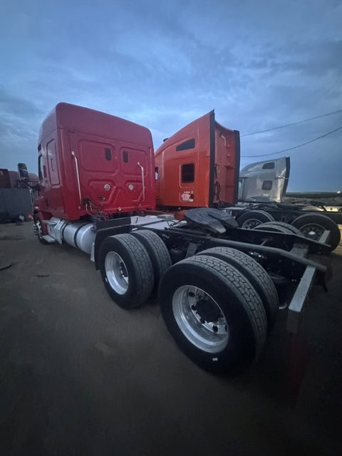 Freightliner #Cascadia, Sleeper Semi Truck, Class 8 Highway Tractor, 475,431 mi, 2017 - Image 4