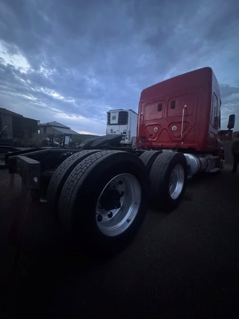 Freightliner #Cascadia, Sleeper Semi Truck, Class 8 Highway Tractor, 475,431 mi, 2017 - Image 6