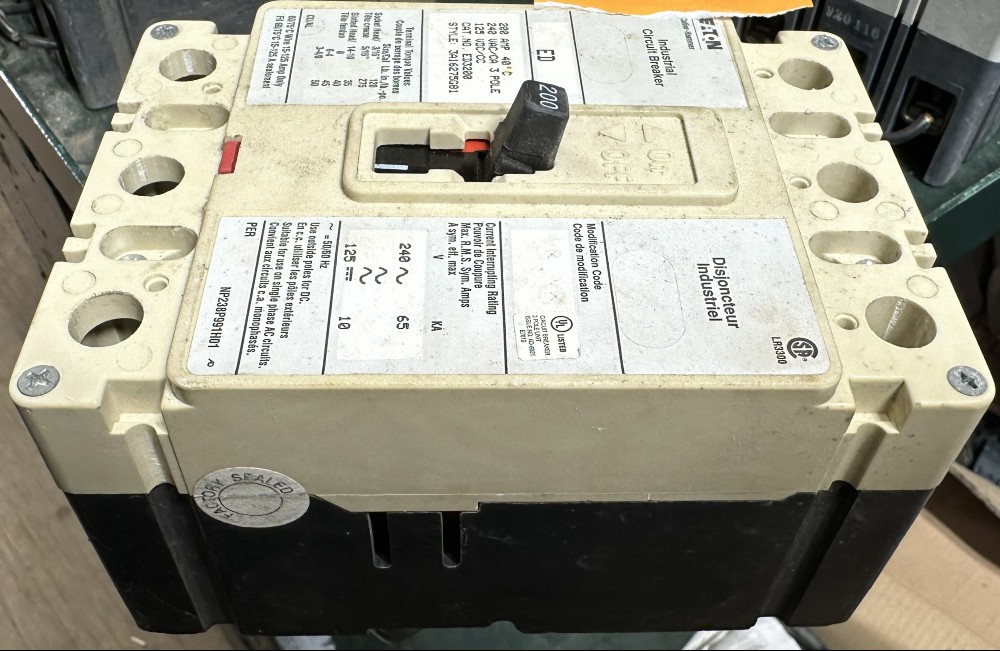 200 Amps, Eaton / Cutler-Hammer, 3-Pole, 240V Max., Fixed-Trip / Non-Adjustable, Molded-Case Circuit Breaker - Image 2