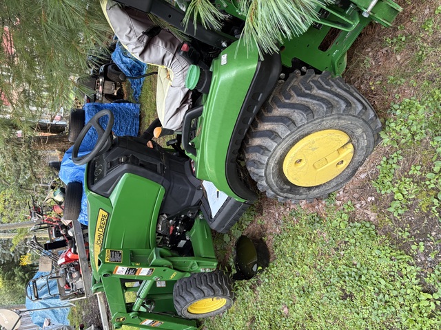 John Deere #1023E, sub-compact utility tractor with 4WD, hydrostatic transmission, Yanmar diesel engine, 2016 - Image 1