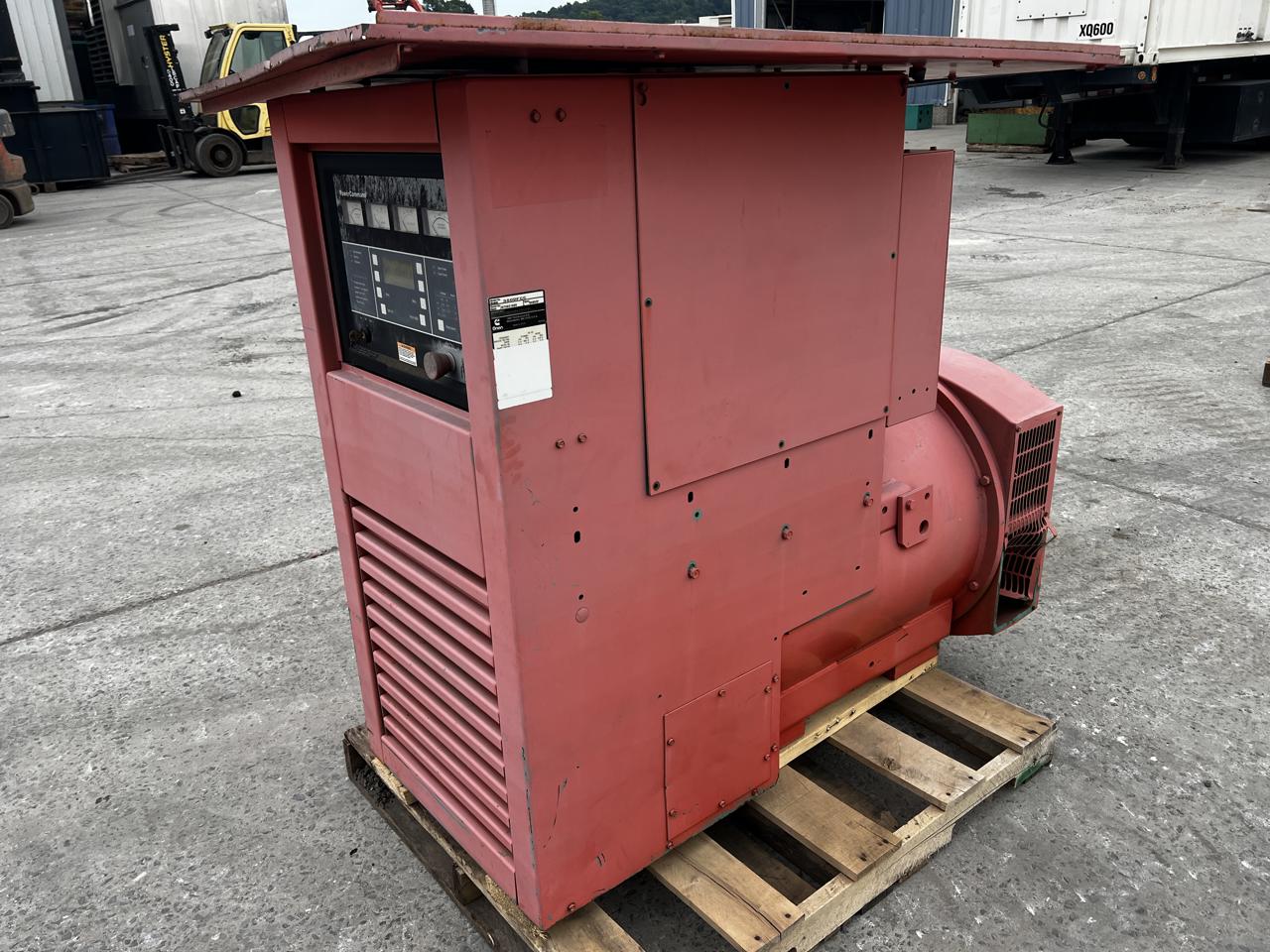 350 KW Cummins/Onan #350DFCC, generator end, 600 Volts, 3 Phase, w/ controller & breaker, 550 hours, 1997 - Image 4