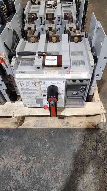 800 Amps, General Electric Power Break #TCL88TTE1CR, circuit breaker, drawout, MicroVersaTrip, 120 VAC - Image 2