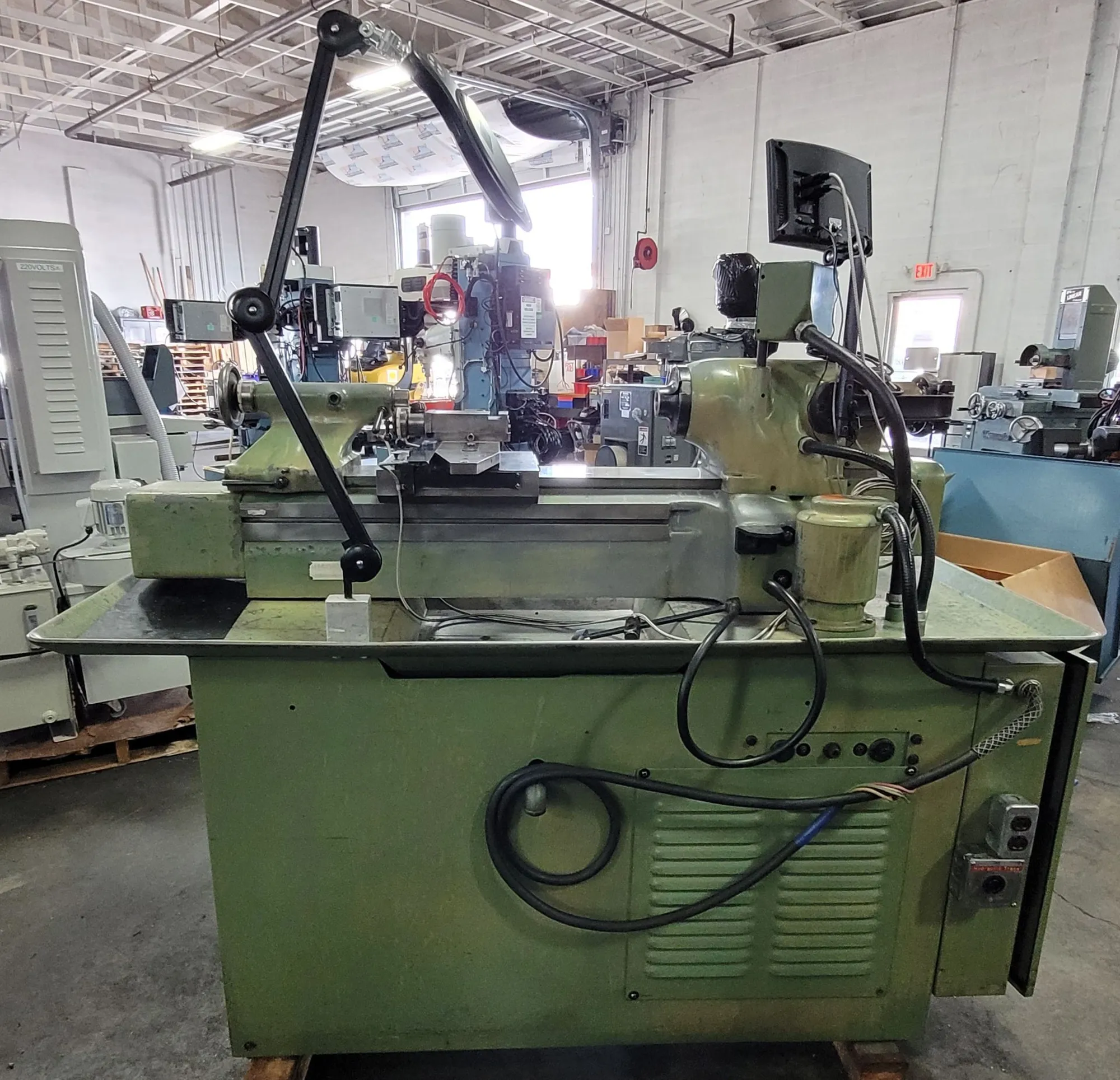11" x 18" Hardinge #HLV-H, wide bed tool room lathe, 5-3/4" swing over cross slide, 1-1/4" bore, 3000 RPM - Image 3