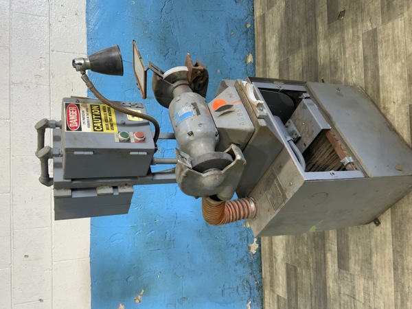 Cincinnati #102, double end grinder, 1/2 HP, 3600 RPM, 8" wheel diameter, built in dust collector - Image 6