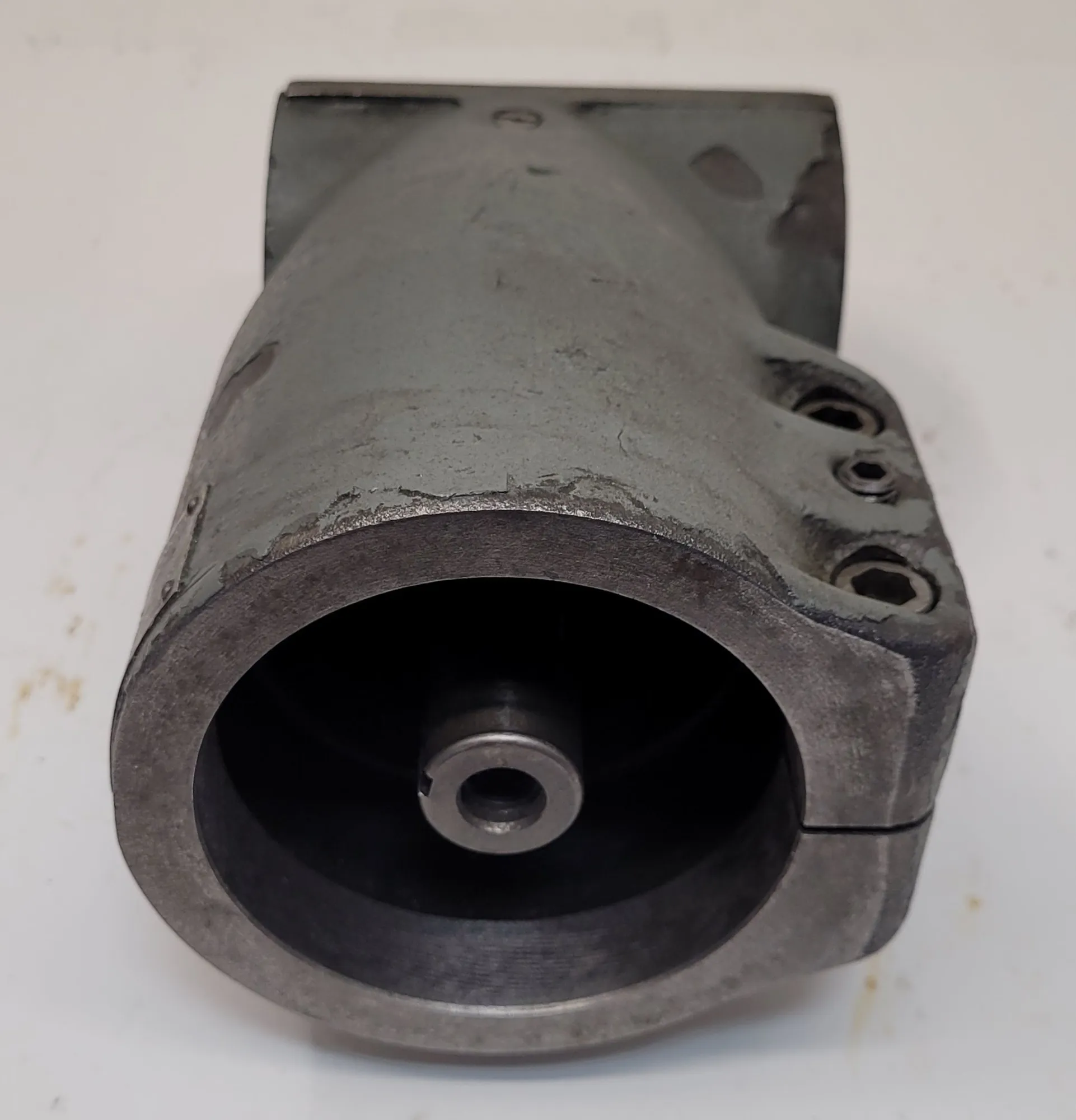 Bridgeport, right angle head, 3.39" bottom hole, 5" width x 8.25" H - Image 9