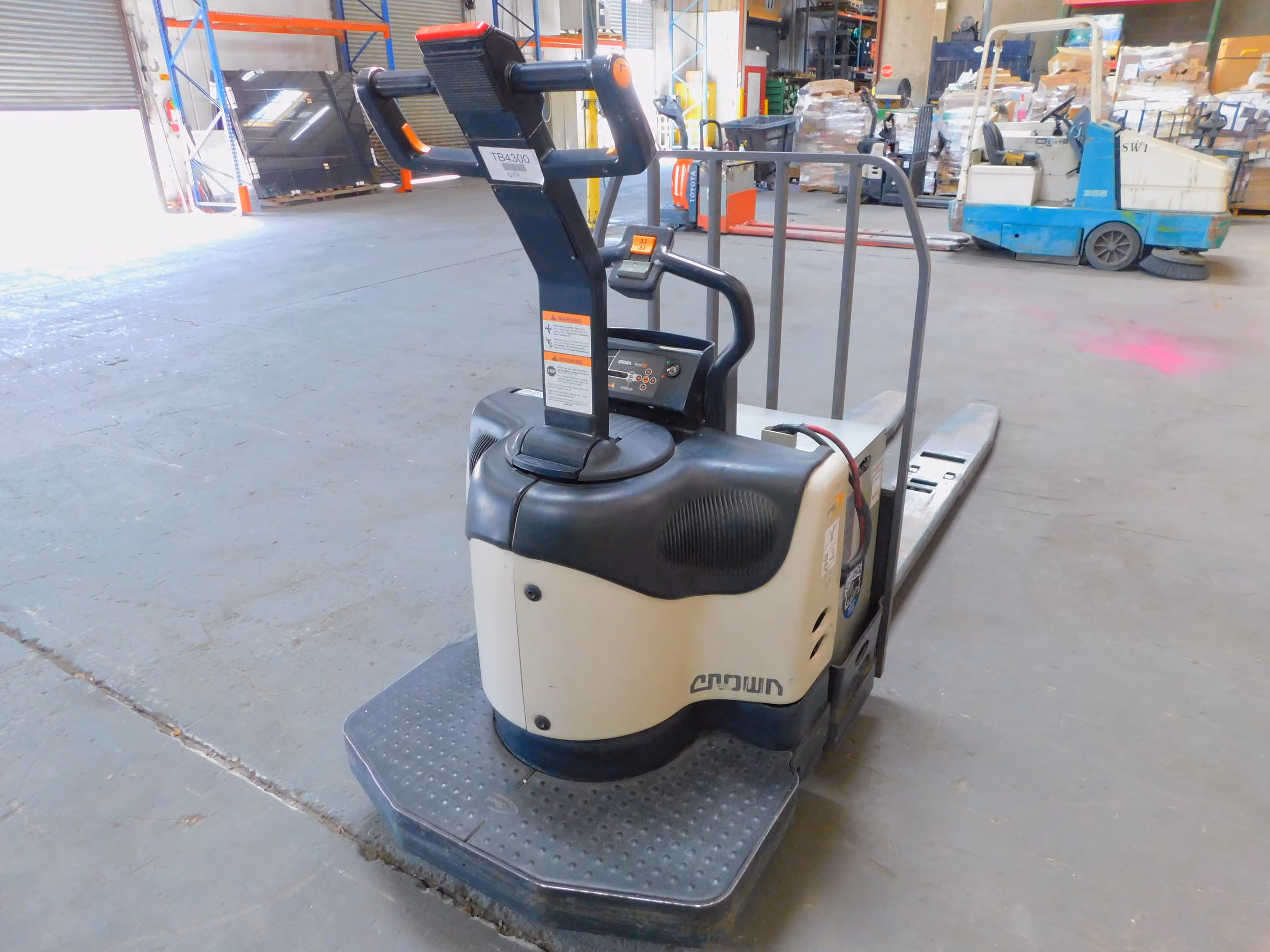 6000 lb. Crown #PE4500-60, electric rider pallet jack, 96" forks, 24 V. - Image 3