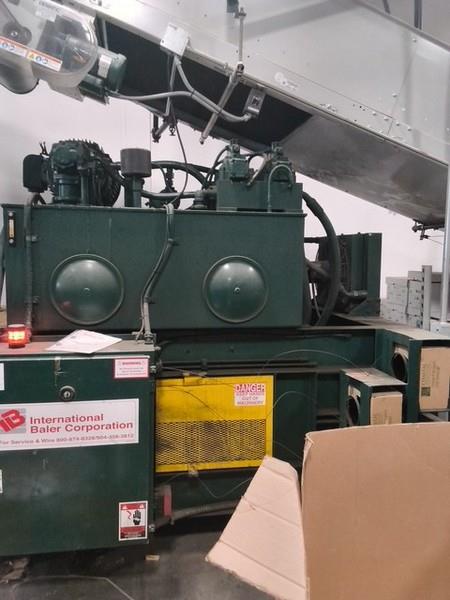 International #4430-60HP, auto-tie horizontal baler, 44" x 30" bale, 42" x 60" feed opening, 8" cylinder - Image 9
