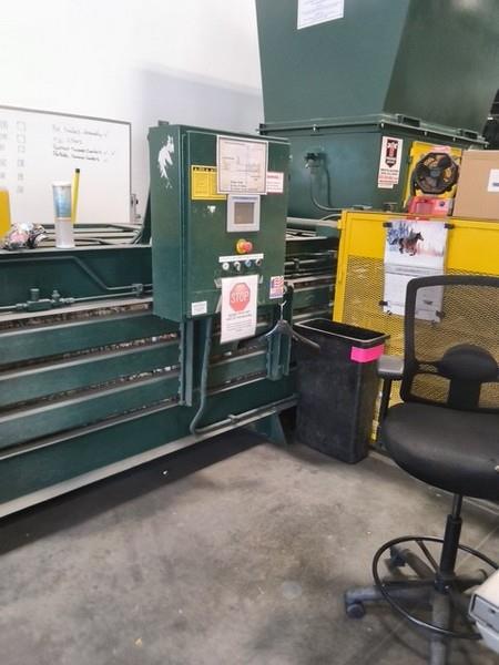 International #4430-60HP, auto-tie horizontal baler, 44" x 30" bale, 42" x 60" feed opening, 8" cylinder - Image 10