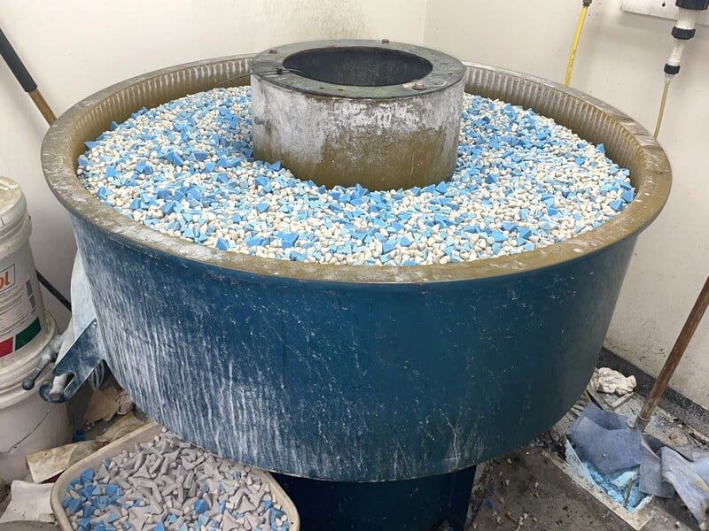 10 cu.ft. Sweco #FM-10V, bowl type vibratory finisher, 44-3/4" bowl diameter, 3000 lb. capacity, 13" channel - Image 1