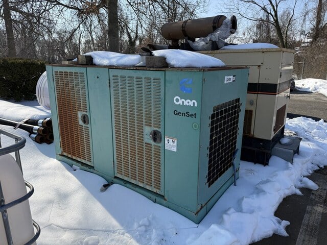 75 KW Cummins, Natural Gas Generator, 480 Volt, sheet metal enclosure, 1,422 hours - Image 1