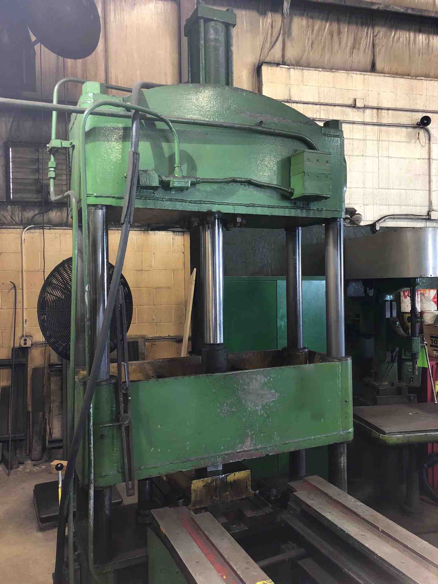 60 Ton, 4-post hydraulic straightening press, 23" stroke, 24" daylight, 42" x 18" table, 117" pneumatic run - Image 4