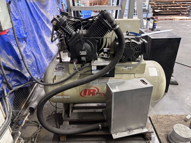 51 cfm, 175 psi, Ingersoll-Rand #7100E15-P, 2-stage reciprocating horizontal air compressor, 15 HP - Image 2