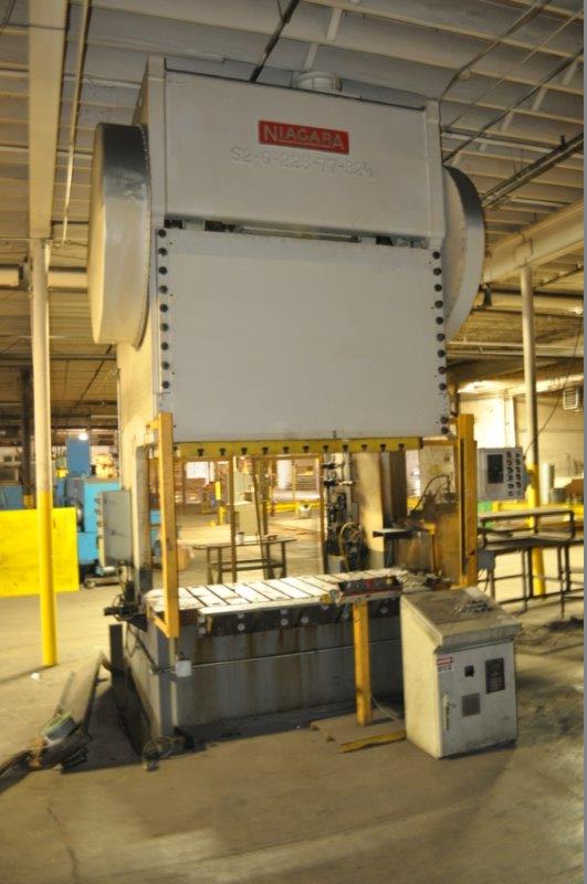 225 Ton, Niagara #S2-G225-77-32.5, 12" stroke, 32.5" Shut Height, 40 SPM, air clutch & brake - Image 1