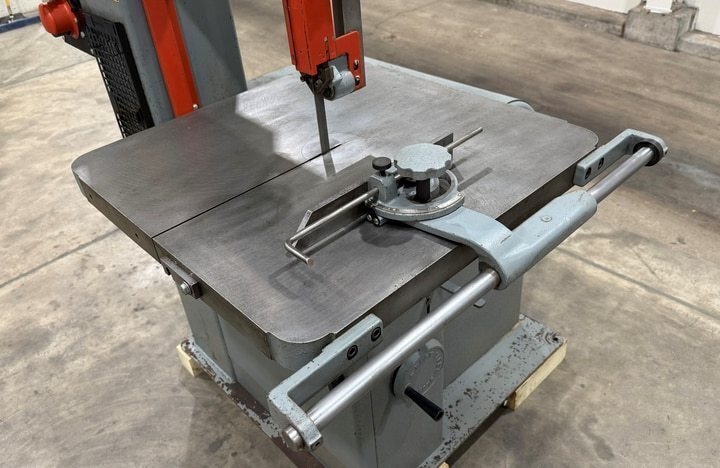 20" x 13" DoAll #2013-V, 26" x26" tilt table, 55-5200 FPM, 2 HP, 154" L x 1" W blade, welder - Image 2