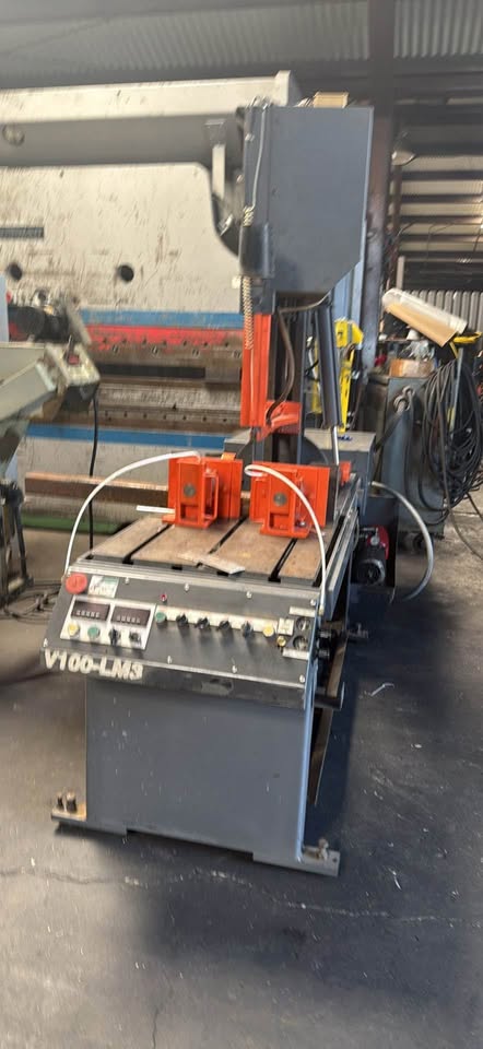 18" x 22" HEM #V100-LM3, Vertical Tilt-Frame Band Saw, 18" x 15" @ 45&deg; miter, 15' x 1.25" x .042" blade - Image 2