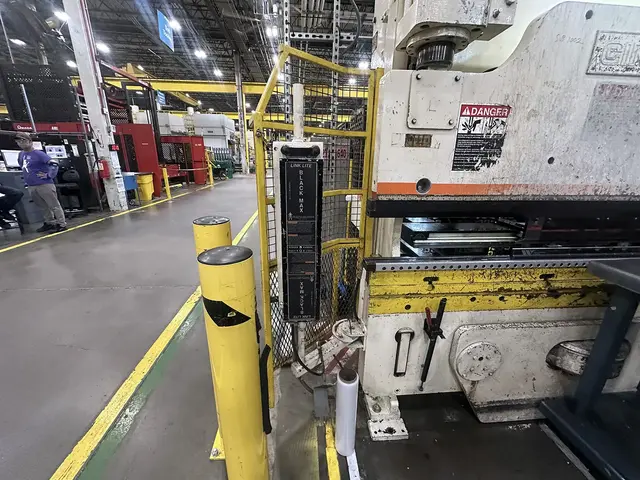 90 Ton, Cincinnati #90PF6, CNC press brake, 8' overall, 78" between housing, 8" stroke, 7" throat, 15" open - Image 3