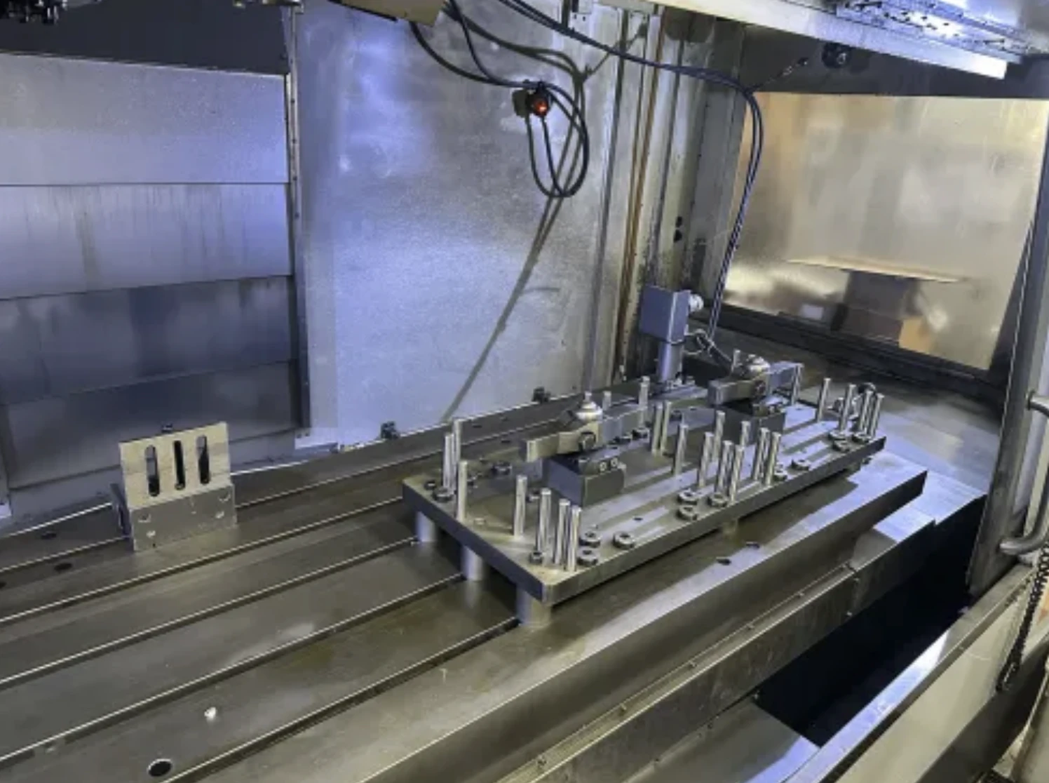 Haas #VF-7/50, CNC Vertical Machining Center, 84" X, 32" Y, 30" Z, 84" x 28" table, 30 HP, 7500 RPM, 30 - Image 3