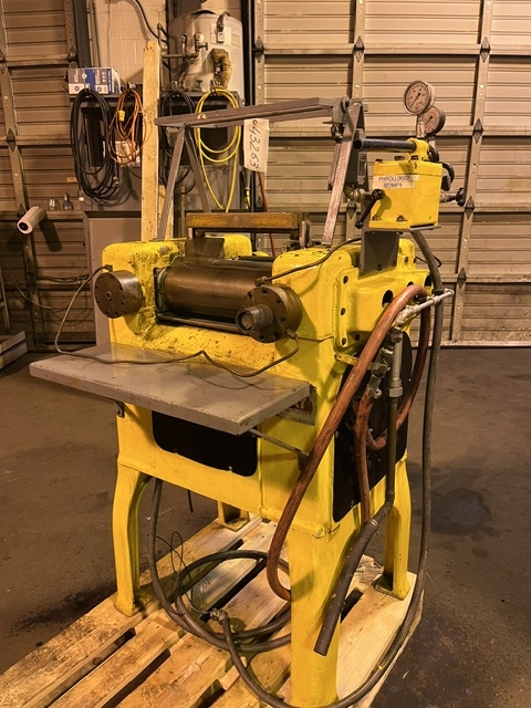 5" x 12" J.h. Day #5x12, 3 Roll Mill, jacketed rolls, adjustable rolls w/ hand hydraulic pump, 158/81/31 RPM - Image 2