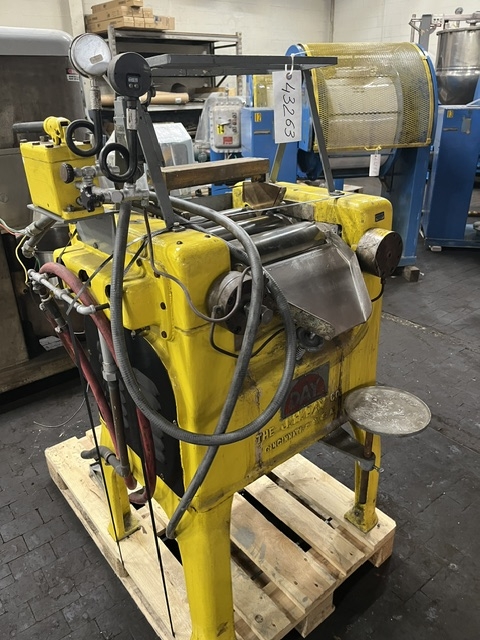 5" x 12" J.h. Day #5x12, 3 Roll Mill, jacketed rolls, adjustable rolls w/ hand hydraulic pump, 158/81/31 RPM - Image 3