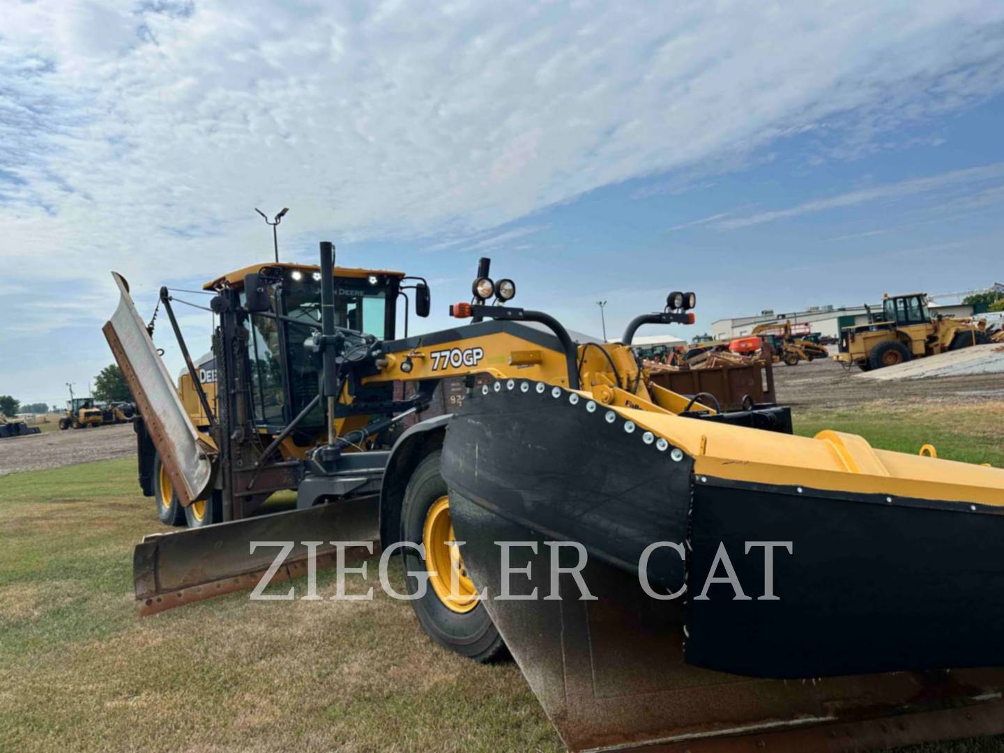 Deere & Co 770GP, Motor Grader, 8675 hours, S/N: 1DW770GPKJF688522, 2018 - Image 2