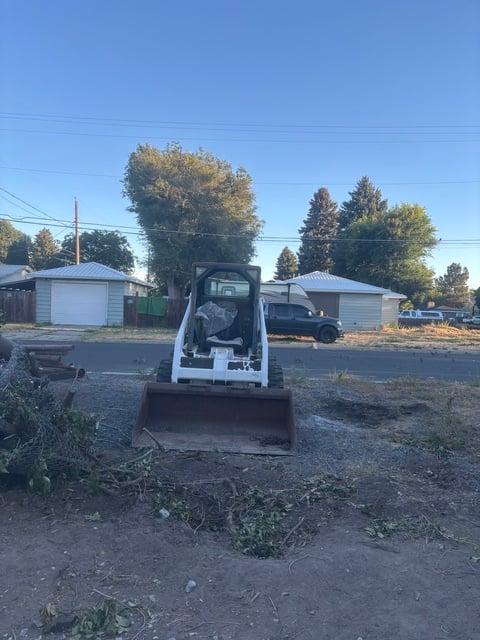 1300 lb. Bobcat #S130, skid steer loader with steel tracks included, 46 HP - Image 2