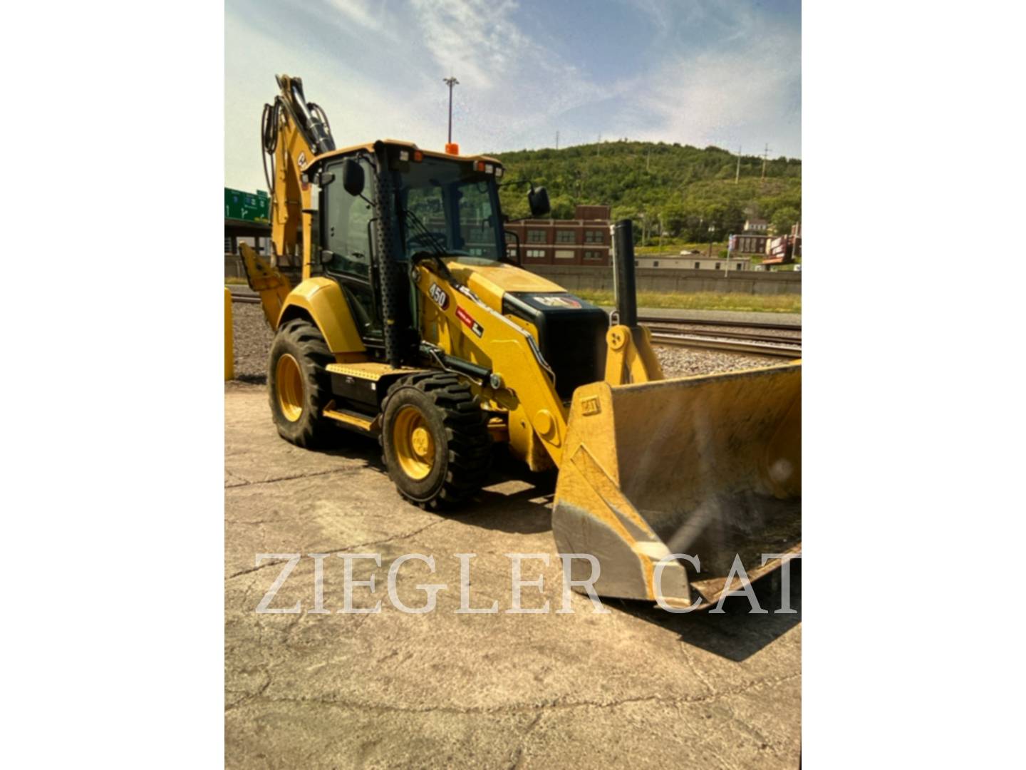 Cat 450, Backhoe Loader, 1473 hours, S/N: DYN00287, 2021 - Image 2