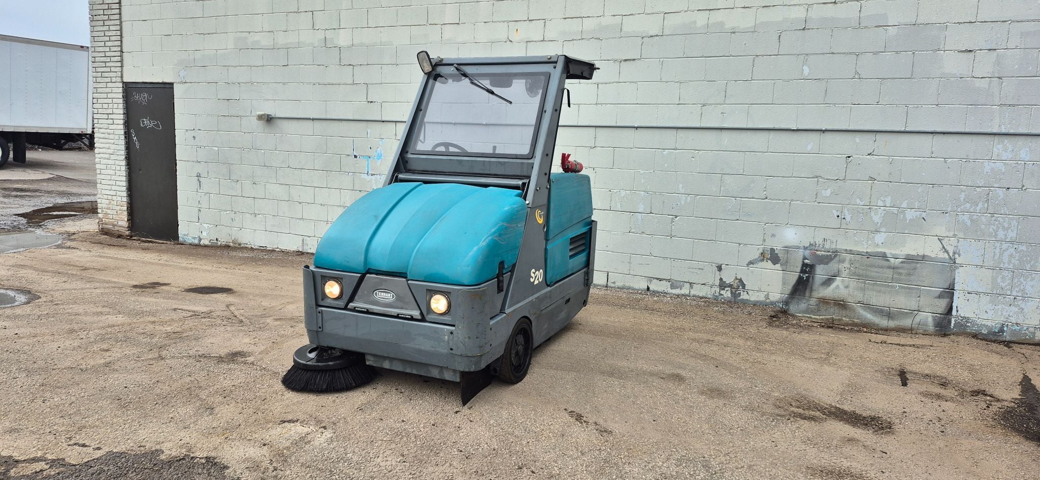 Tennant #S20, compact ride on sweeper, gas engine, 50" sweep path, 758 hours, 2012 - Image 1