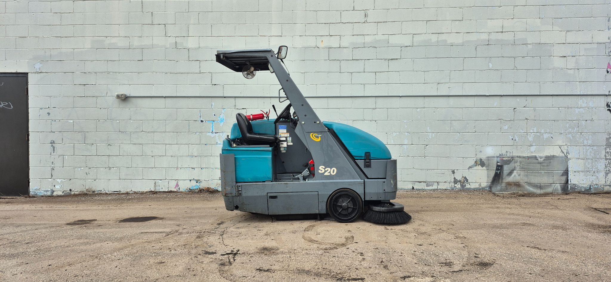 Tennant #S20, compact ride on sweeper, gas engine, 50" sweep path, 758 hours, 2012 - Image 5