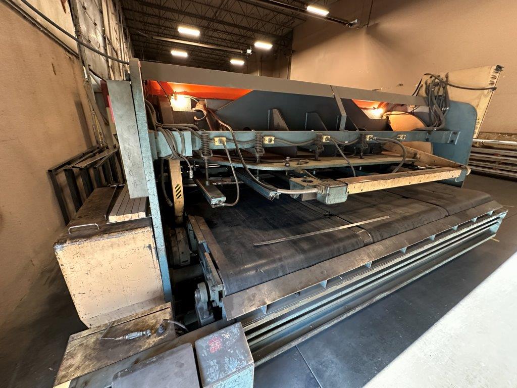 1/4" x 10' Amada #M-3060, mechanical shear, 13 hydraulic holddowns, 40" power Back Gauge, 60 SPM, 15 HP - Image 2