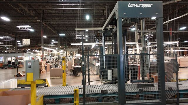 Lantech, automatic pallet stretch wrapper, conveyorized, w/ Signode compression strapping machine, powered - Image 2