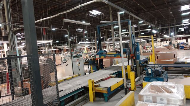 Lantech, automatic pallet stretch wrapper, conveyorized, w/ Signode compression strapping machine, powered - Image 3