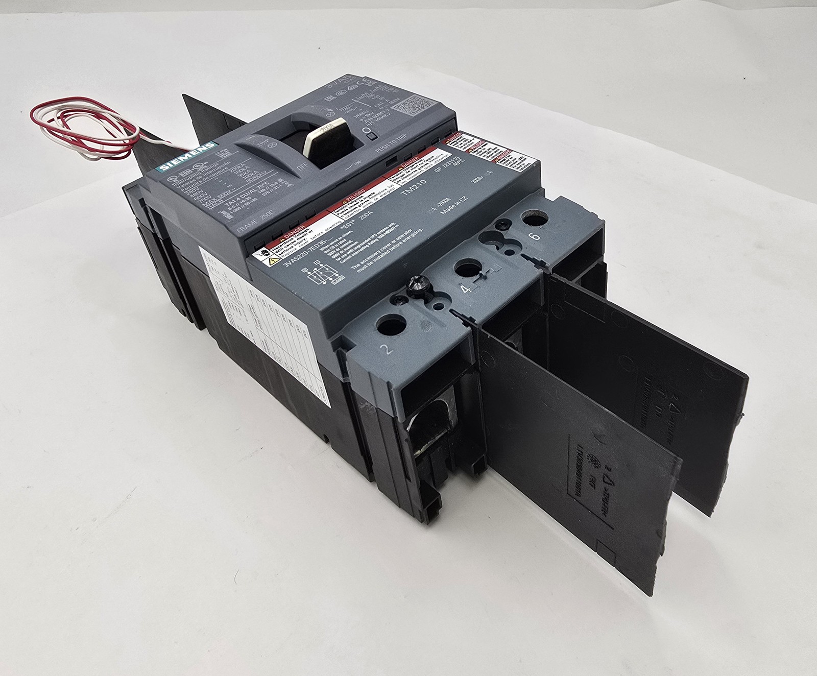 200 Amps, Siemens #3VA5220-7ED36-0AA0, Circuit Breaker, Shunt Trip, 3P, 600 Volts - Image 2