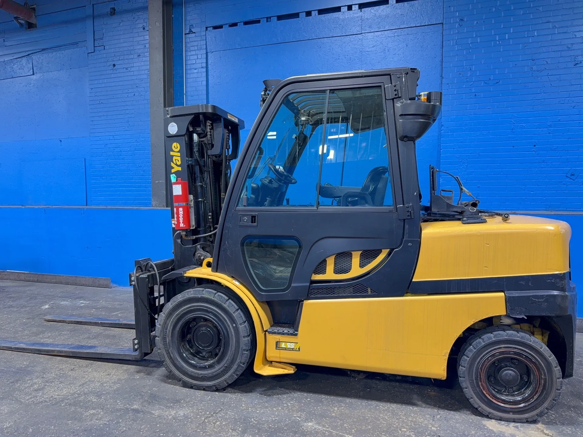 9600 lb. Yale #GLP100VXNKHE088, Propane Forklift, 6" x 71" forks, 163" lift height, 86" mast height, solid - Image 3