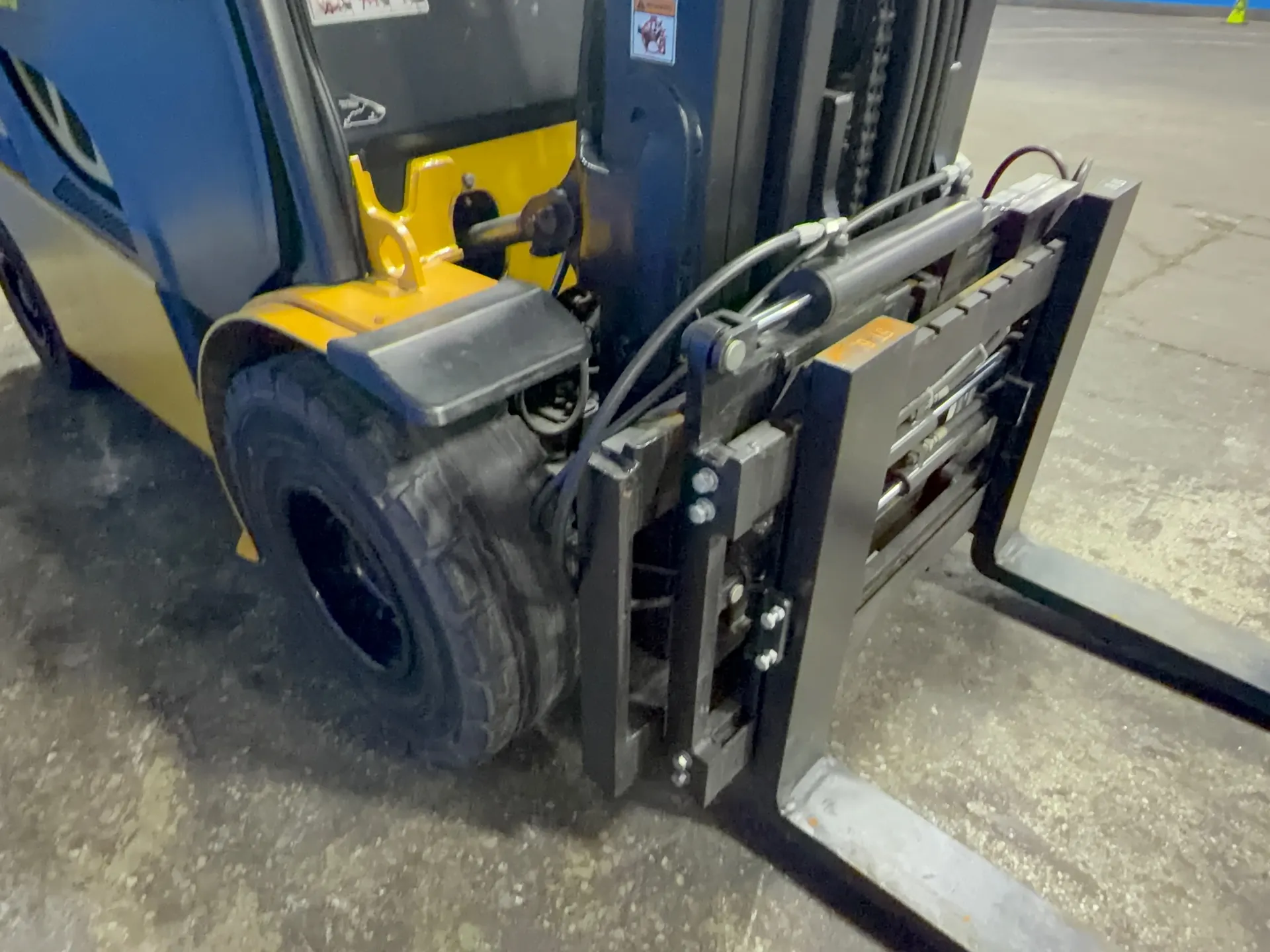 9600 lb. Yale #GLP100VXNKHE088, Propane Forklift, 6" x 71" forks, 163" lift height, 86" mast height, solid - Image 4