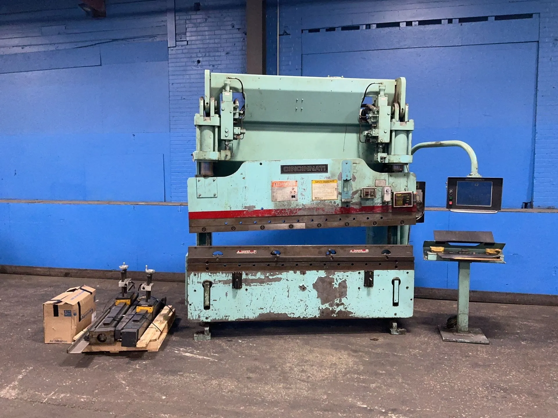 90 Ton, Cincinnati #90-FM-II-X-6-FT., Hydraulic Press Brake, 6' overall, 8" stroke, back gauge, Cincinnati - Image 2