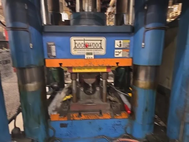 800 Ton, Beckwood #800-30-38, 4 post hydraulic press, 30" x 38" bed, 12" stroke, 11" shut height, 23" - Image 2