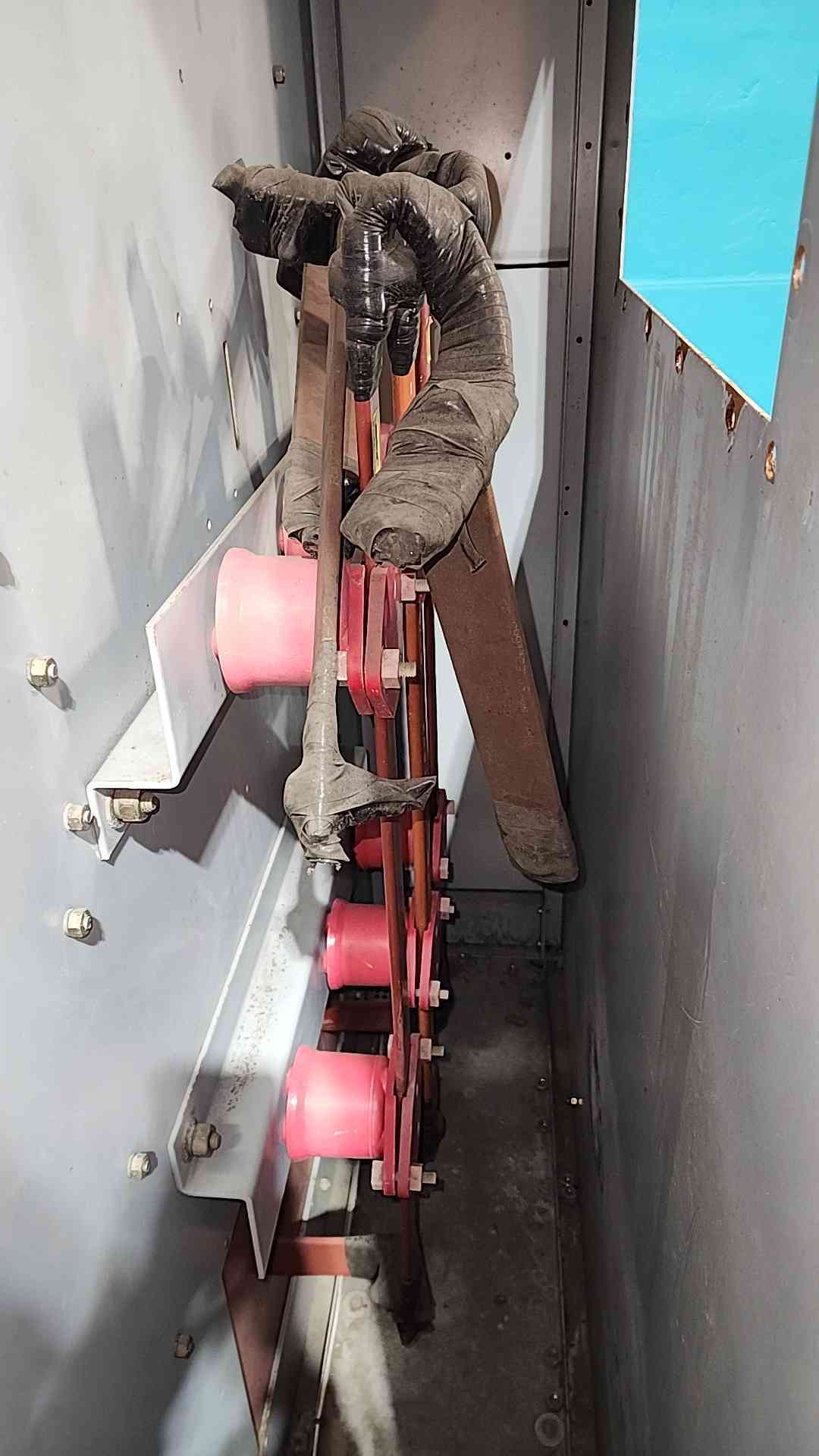 600 Amps, Siemens Type QR, metal enclosed outdoor switchgear, 15 KV - Image 3