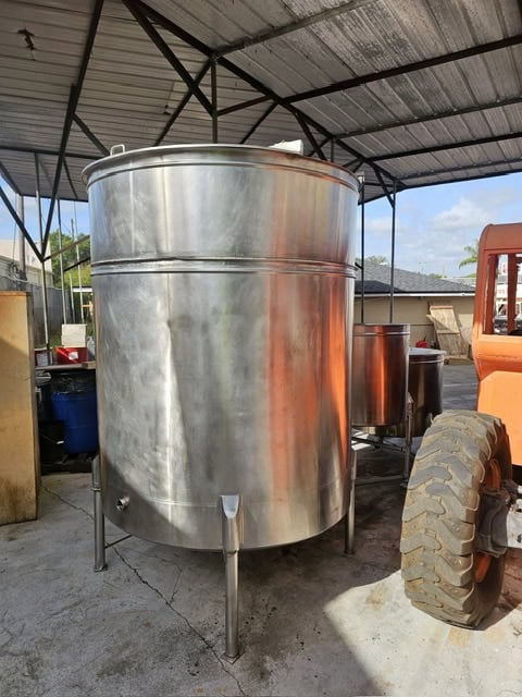 1,000 gallon Tanks USA, 304 Stainless Steel Blend Tank, single shell, vertical, sanitary, 2024 - Image 1