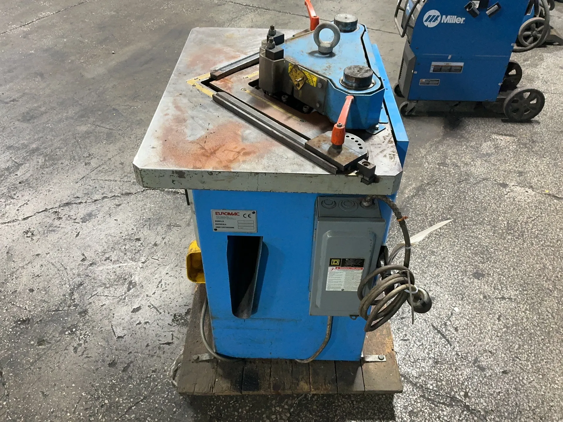 Euromac #F-200/6, notching machine, 24" x 33" table, foot switch, 2005 - Image 3
