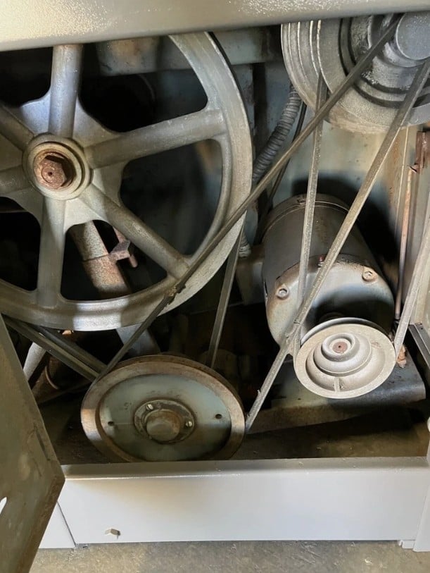 18" Grob #NS-18, Vertical Band Saw, variable speed pulley drive - Image 4