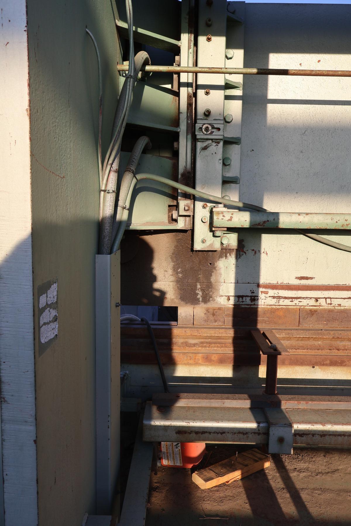 90 Ton, Betenbender #12-90, hydraulic press brake, 12' overall, 132" between housing, 6" stroke, 8" throat - Image 9