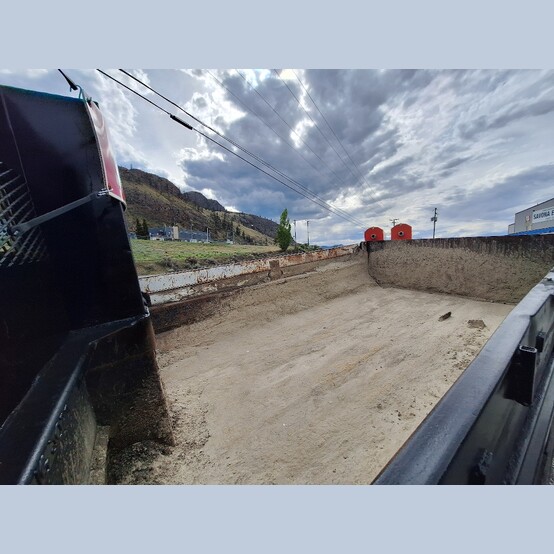 Sterling #L7501, Dump Truck, 330 HP CAT 3126 engine, 4x2 single axle, 95.5" x 12' dump bed, 169,881 km, 5,140 - Image 9