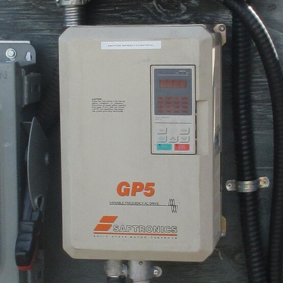 25 HP Saftronics #CIMR-P5U2015, GP5 AC Variable Frequency Drive, 230 Volts input, 82 amps, 0-230 Volts - Image 2