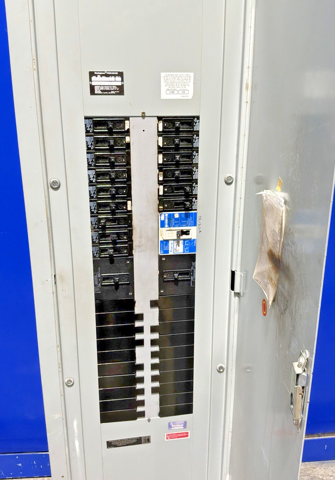 400 Amp. Westinghouse DA72087, MLO Panelboard, 480Y/277 Volts, 3 Phase, 4 Wire - Image 2
