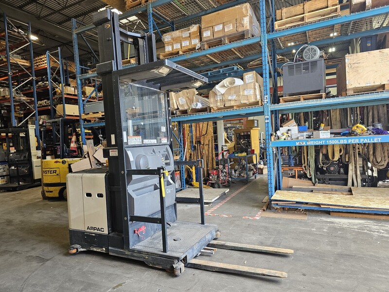 3,000 lb. Crown #SP3410-30, Electric Order Picker, 194" max. lift height, 119" lowered mast, 42" forks, 38" - Image 1