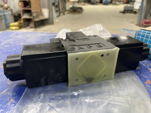 Northman #SWH-G02-C2-A120-10-N, directional control valve, 4500 psi max. operating pressure - Image 4