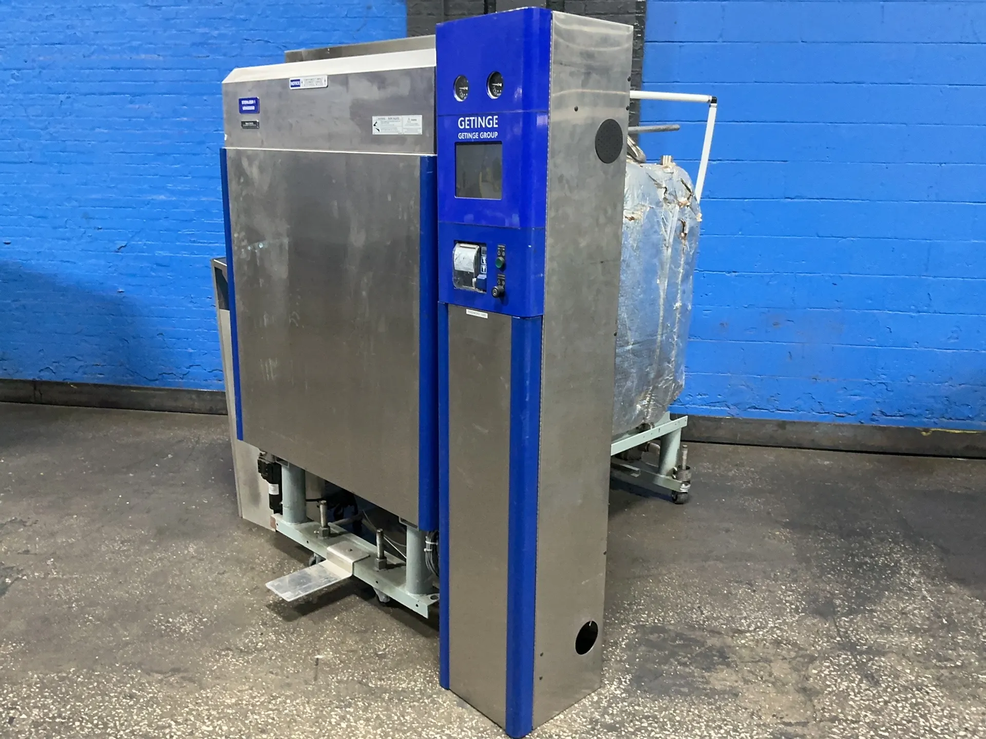 Getinge #733HC-E, Vacuum/Gravity Steam Sterilizer, 26" x 66" x 36", 12 A, 115 V., 2013 - Image 2