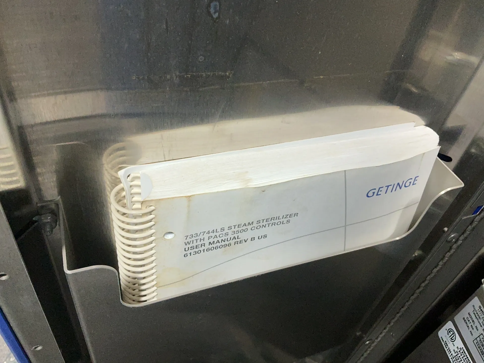 Getinge #733HC, Vacuum/Gravity Steam Sterilizer, 60" x 26" x 36" chamber, 7.2 A, 115 V., 2010 - Image 4